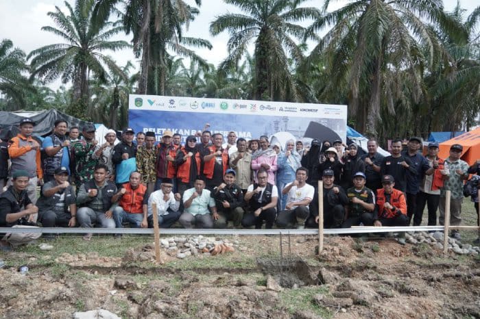 Wakil Bupati Ismail SE.I, saat peletakan batu pertama di Kp. Alur Jambu Bandar Pusaka