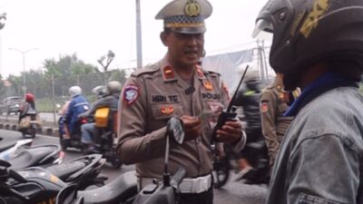 Polres Pelabuhan Tanjung Perak menggelar razia kendaraan bermotor berskala besar di kawasan Jembatan Suramadu.