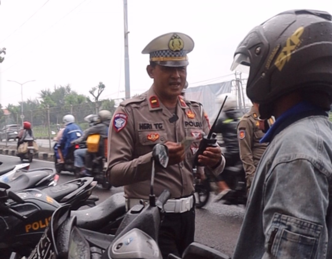 Polres Pelabuhan Tanjung Perak menggelar razia kendaraan bermotor berskala besar di kawasan Jembatan Suramadu.