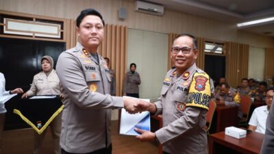 Penandatanganan Pakta Integritas dipimpin langsung oleh Kapolres Jember AKBP Bobby A. Condroputra, didampingi Wakapolres Jember Kompol Ferry Dharmawan.