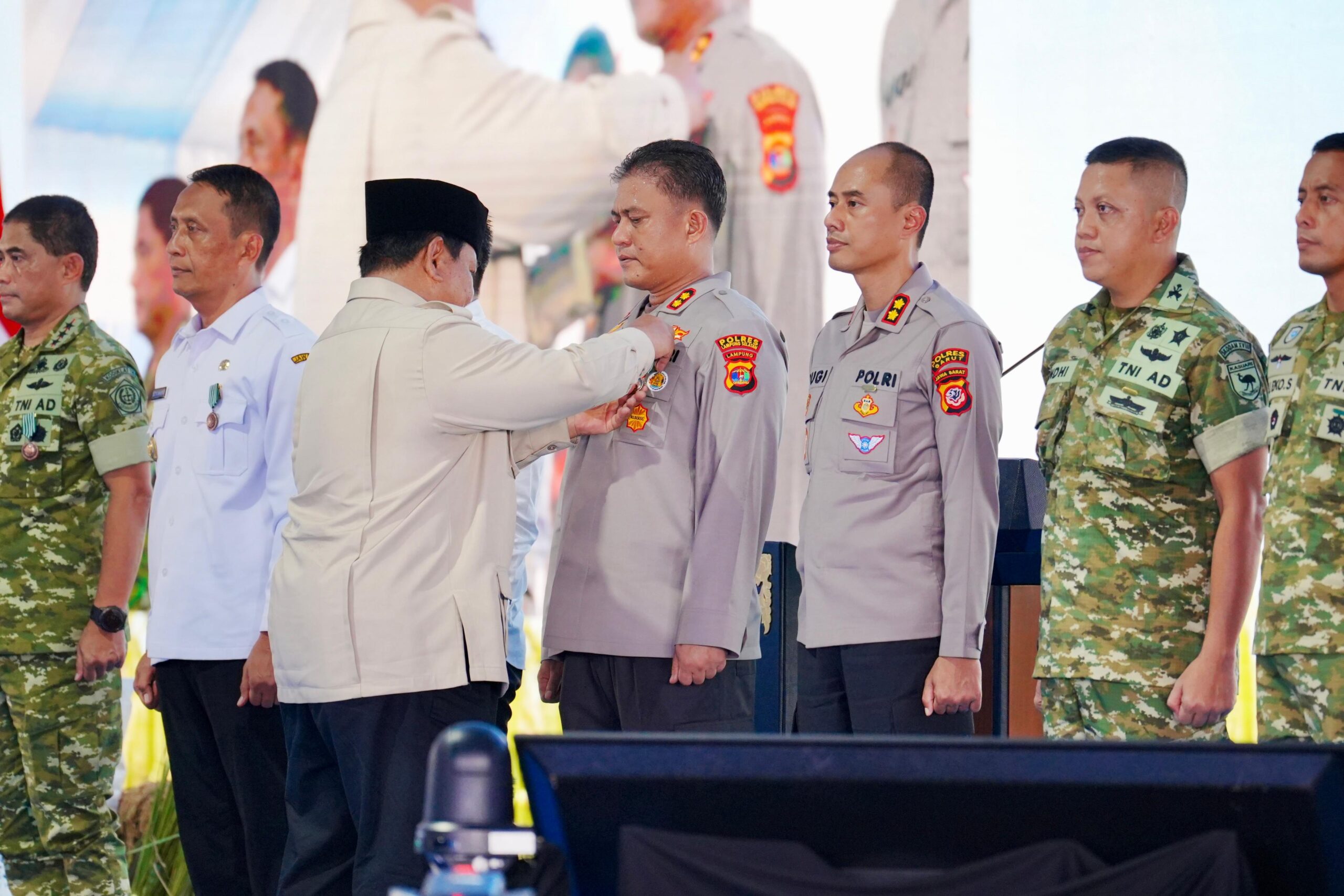 Kepolisian Negara Republik Indonesia (Polri) menerima penghargaan dari Presiden Republik Indonesia Prabowo Subianto