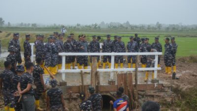 Komandan Kodaeral XI, Laksamana Muda TNI Monang Hatorangan Sitompul, S.A.P., bersama Prajurit Kodaeral XI bergotong royong membangun Jembatan