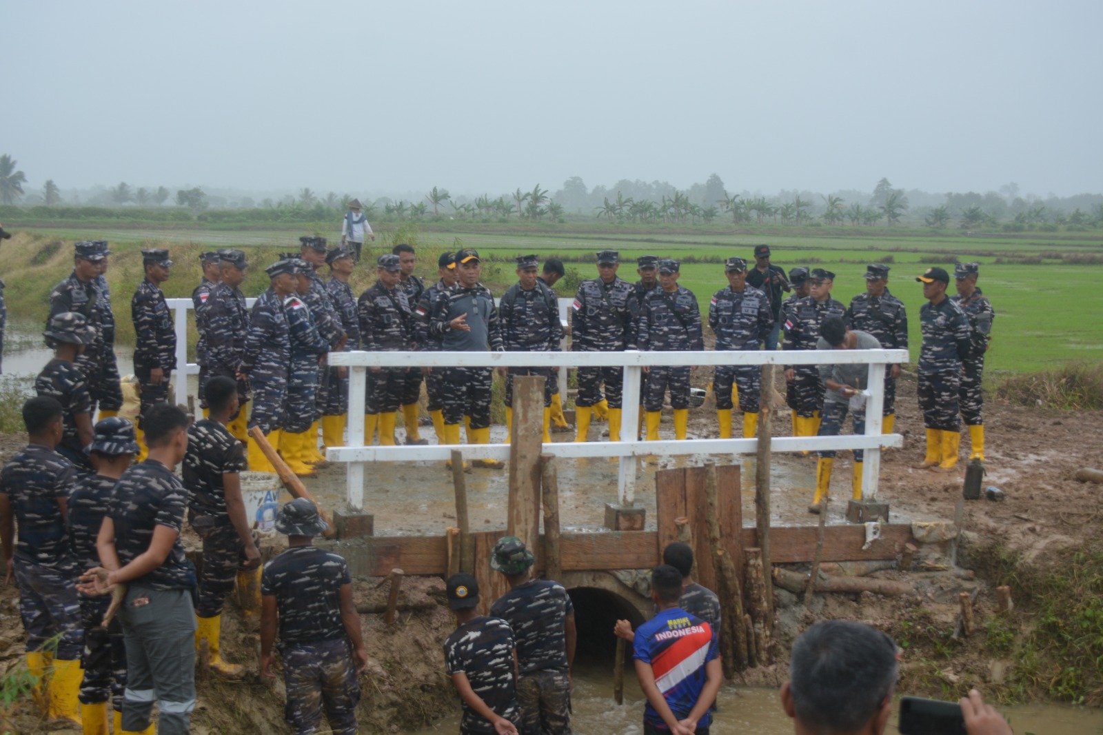 Komandan Kodaeral XI, Laksamana Muda TNI Monang Hatorangan Sitompul, S.A.P., bersama Prajurit Kodaeral XI bergotong royong membangun Jembatan
