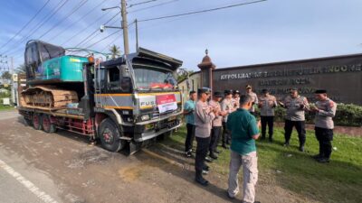 Kapolres Pidie Jaya, AKBP Ahmad Faisal Pasaribu mengerahkan satu unit alat berat berupa ekskavator untuk mempercepat proses pemulihan pasca bencana banjir