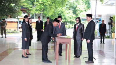 Bupati Sidoarjo Subandi melantik dan mengambil sumpah jabatan 260 pejabat struktural dan fungsional