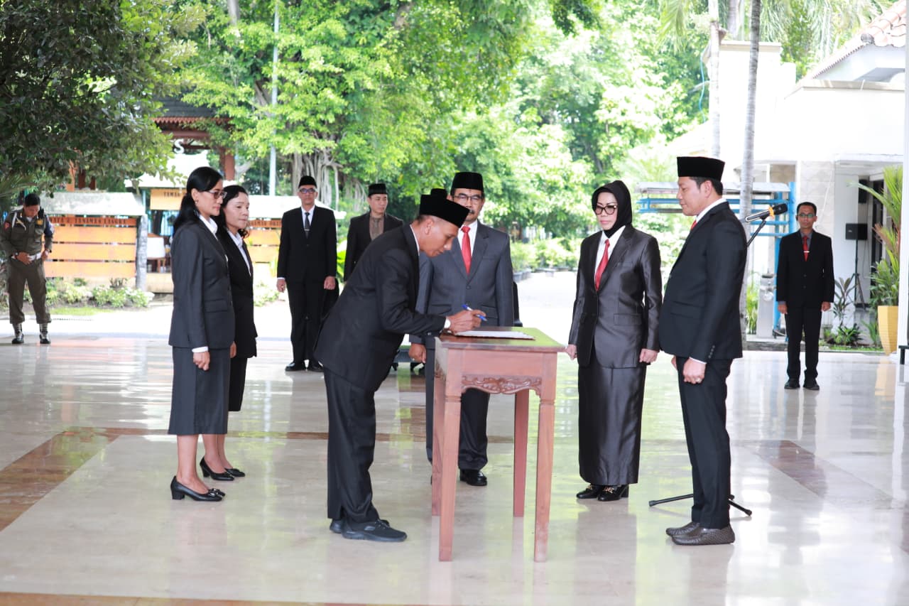 Bupati Sidoarjo Subandi melantik dan mengambil sumpah jabatan 260 pejabat struktural dan fungsional