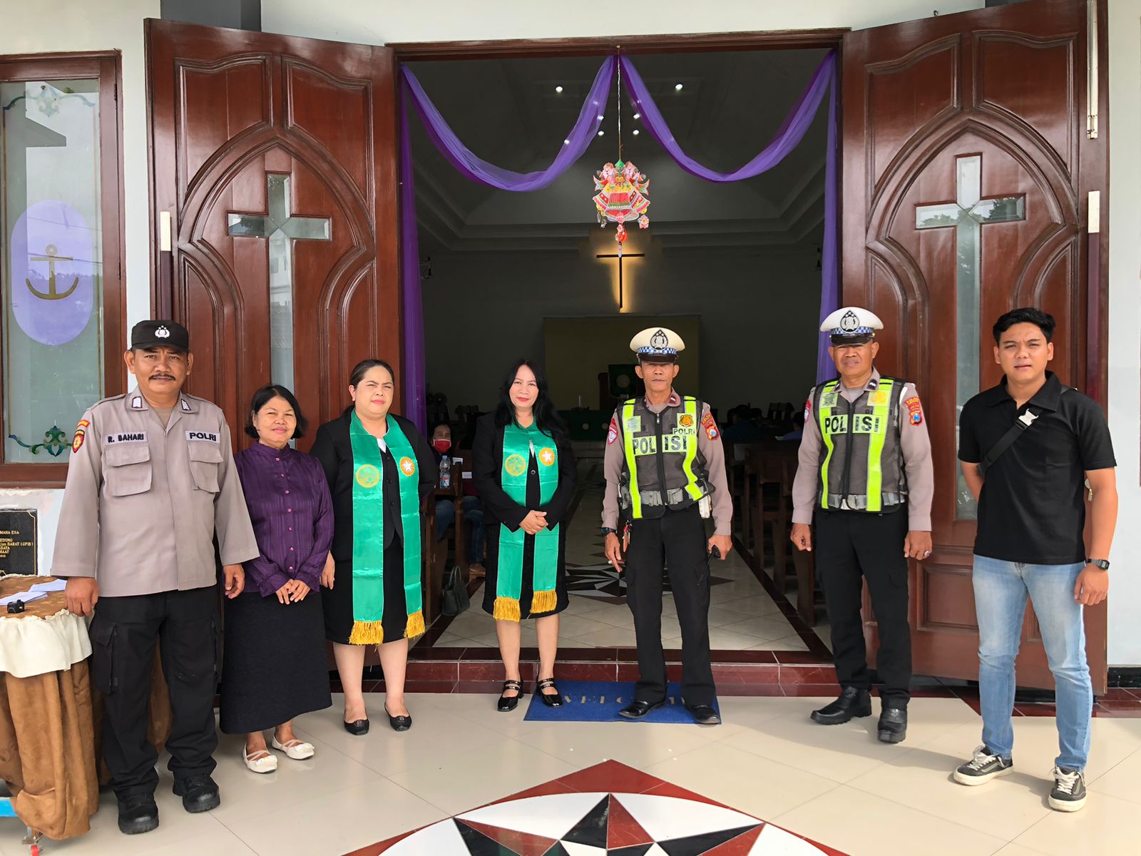 Polres Pelabuhan Tanjung Perak beserta jajaran polsek melaksanakan pengamanan intensif di berbagai gereja dan rumah ibadah yang tersebar di wilayah hukumnya