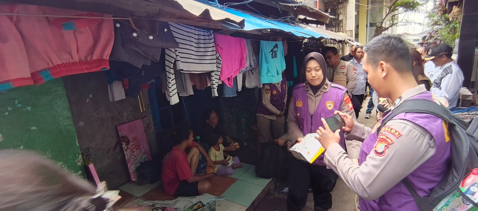 Kepolisian Negara Republik Indonesia melalui Biro SDM Polda Metro Jaya menghadirkan tim trauma healing bersama relawan mahasiswa Universitas Indonesia untuk mendampingi warga, Rabu (14/1/2026).