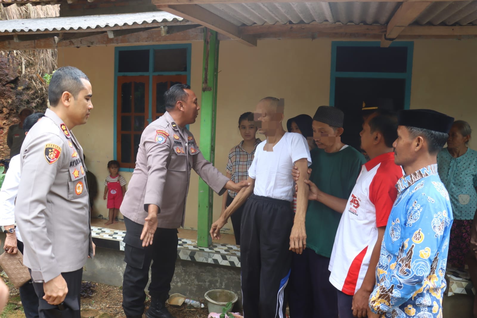 Polres Pacitan Polda Jatim menggandeng Ipda Purnomo, anggota Polres Lamongan yang dikenal aktif menangani ODGJ