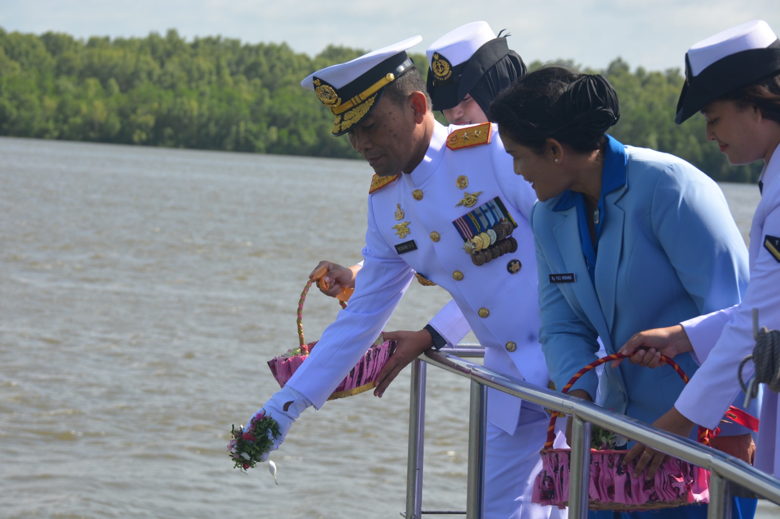 Komandan Kodaeral XI Laksamana Muda TNI Monang H. Sitompul, S.A.P., bertindak selaku Inspektur Upacara dalam rangka Memperingati Hari Dharma Samudra
