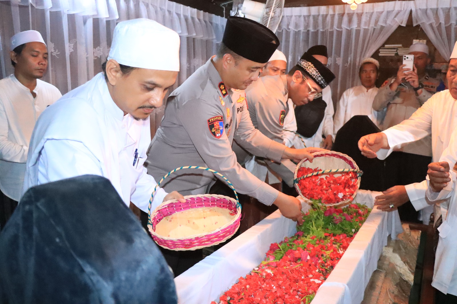 Nasution melaksanakan kegiatan ziarah ke sejumlah makam wali dan ulama besar di Kabupaten Gresik
