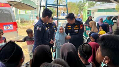 Tim BKO Polda Metro Jaya melaksanakan kegiatan pemeriksaan kesehatan dan pemberian vitamin kepada masyarakat terdampak banjir di wilayah Kabupaten Aceh Tamiang dan Aceh Timur