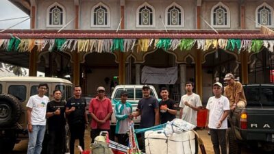 Ketua Club LB 4x4 Aceh Yaser bersama sekitar 10 orang relawan