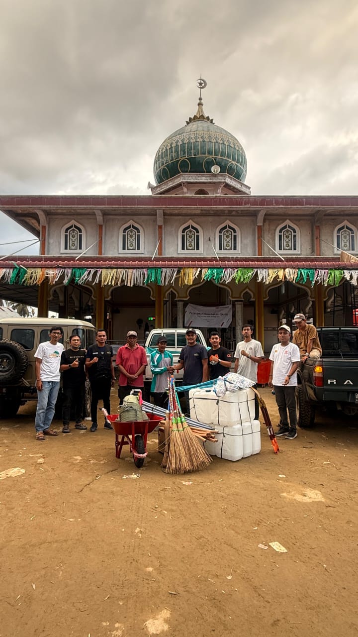 Ketua Club LB 4x4 Aceh Yaser bersama sekitar 10 orang relawan
