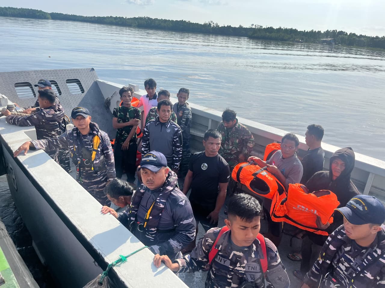 Komando Daerah TNI AL (Kodaeral) XI Merauke melalui Lanal Timika, berhasil Evakuasi korban kapal tenggelam KM.