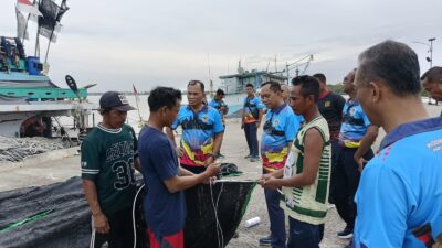 Komandan Kodaeral XI, Laksda TNI Monang H. Sitompul, S.A.P., laksanakan kunjungan dan silaturahmi kepada para nelayan