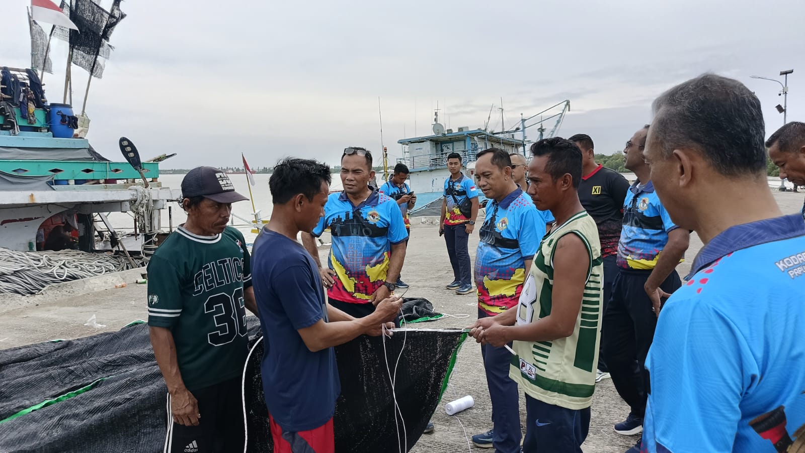 Komandan Kodaeral XI, Laksda TNI Monang H. Sitompul, S.A.P., laksanakan kunjungan dan silaturahmi kepada para nelayan