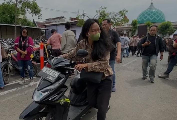 Korban Curanmor senyum penuh bahagia saat pengambilan motor hasil keringat kembali di Polrestabes Surabaya
