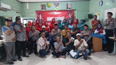 Polres Pelabuhan Tanjung Perak menggelar kegiatan Jumat Curhat di Balai RW 01 Kelurahan Nyamplungan untuk mempererat silaturahmi dan menyerap aspirasi warga