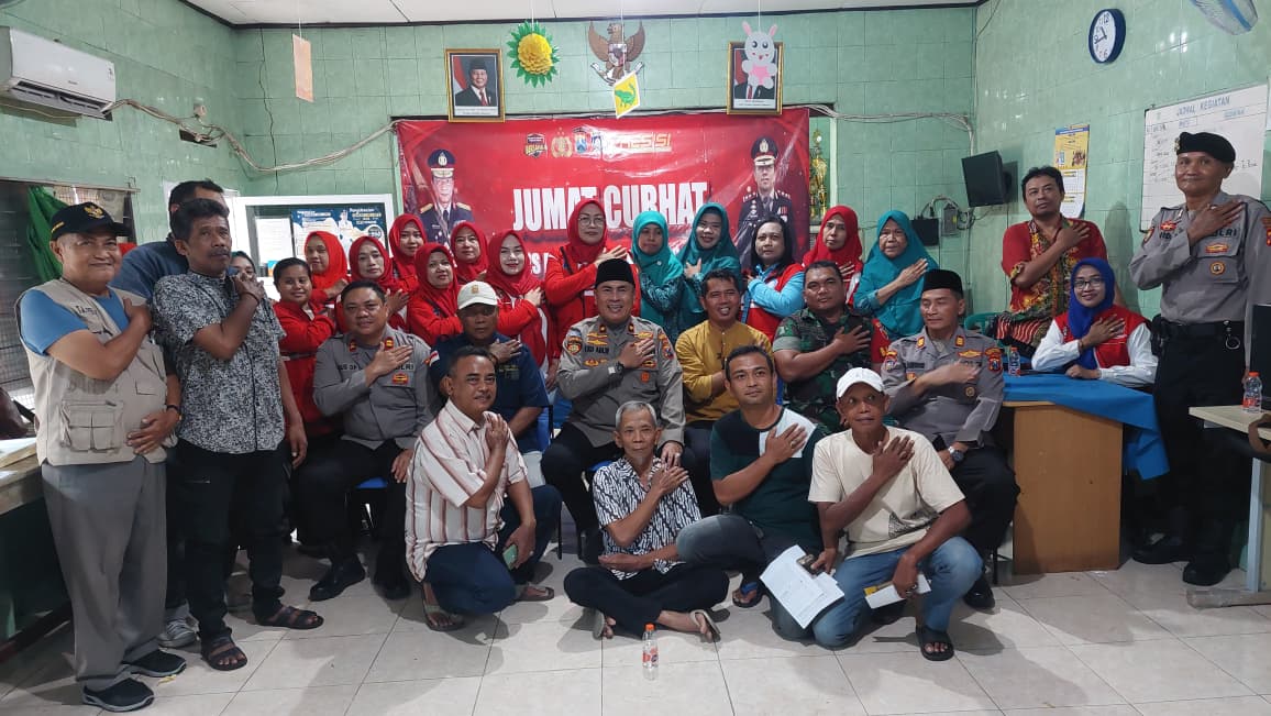 Polres Pelabuhan Tanjung Perak menggelar kegiatan Jumat Curhat di Balai RW 01 Kelurahan Nyamplungan untuk mempererat silaturahmi dan menyerap aspirasi warga