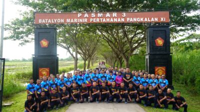 Komandan Kodaeral XI Laksamana Muda TNI Monang H. Sitompul, S.A.P., didampingi Ibu Ketua Daerah Kodaeral XI Gabungan Jalasenastri Koarmada RI, Ny. Yuli Monang, menghadiri Kegiatan Olahraga Bersama Keluarga Besar Kodaeral XI