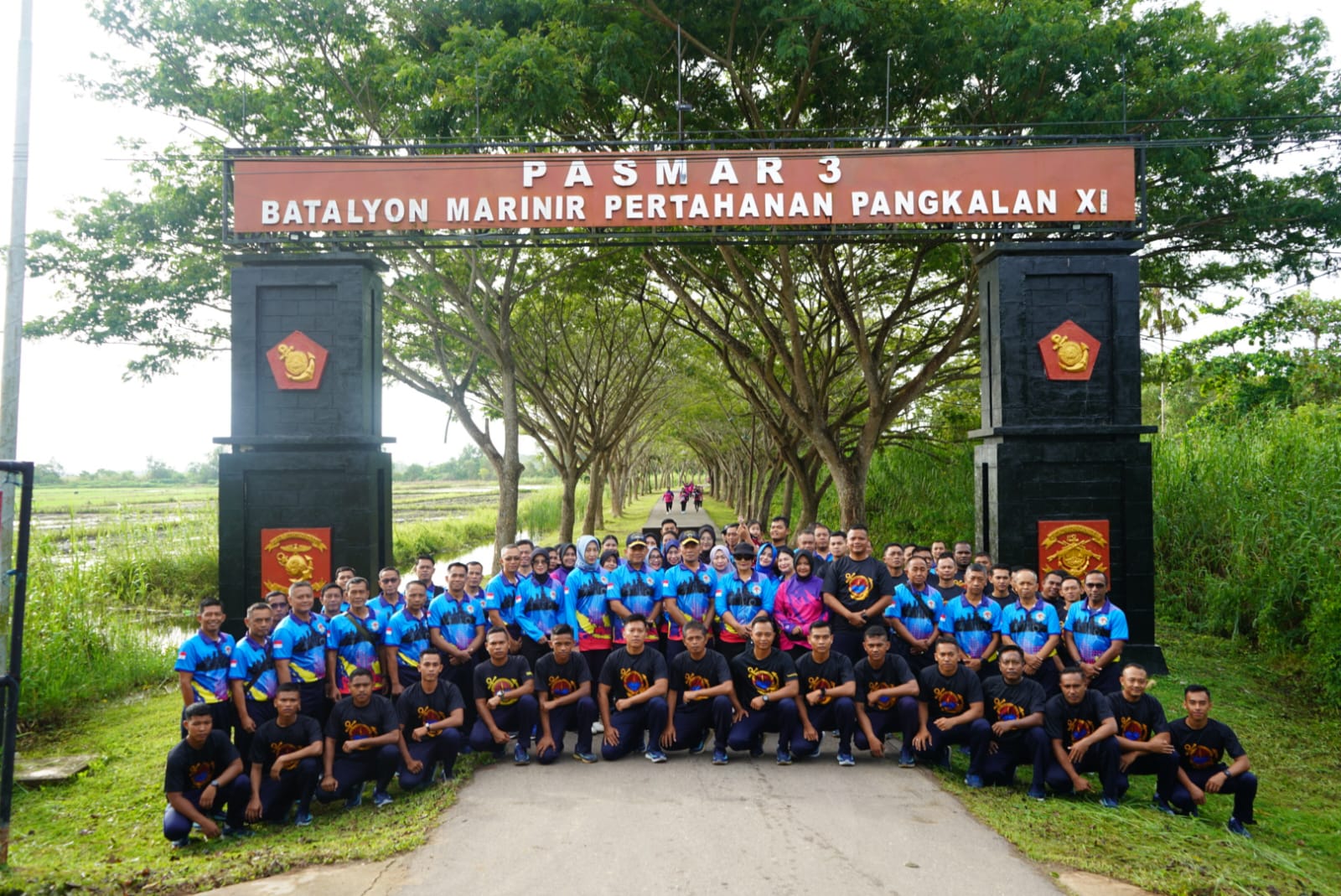Komandan Kodaeral XI Laksamana Muda TNI Monang H. Sitompul, S.A.P., didampingi Ibu Ketua Daerah Kodaeral XI Gabungan Jalasenastri Koarmada RI, Ny. Yuli Monang, menghadiri Kegiatan Olahraga Bersama Keluarga Besar Kodaeral XI