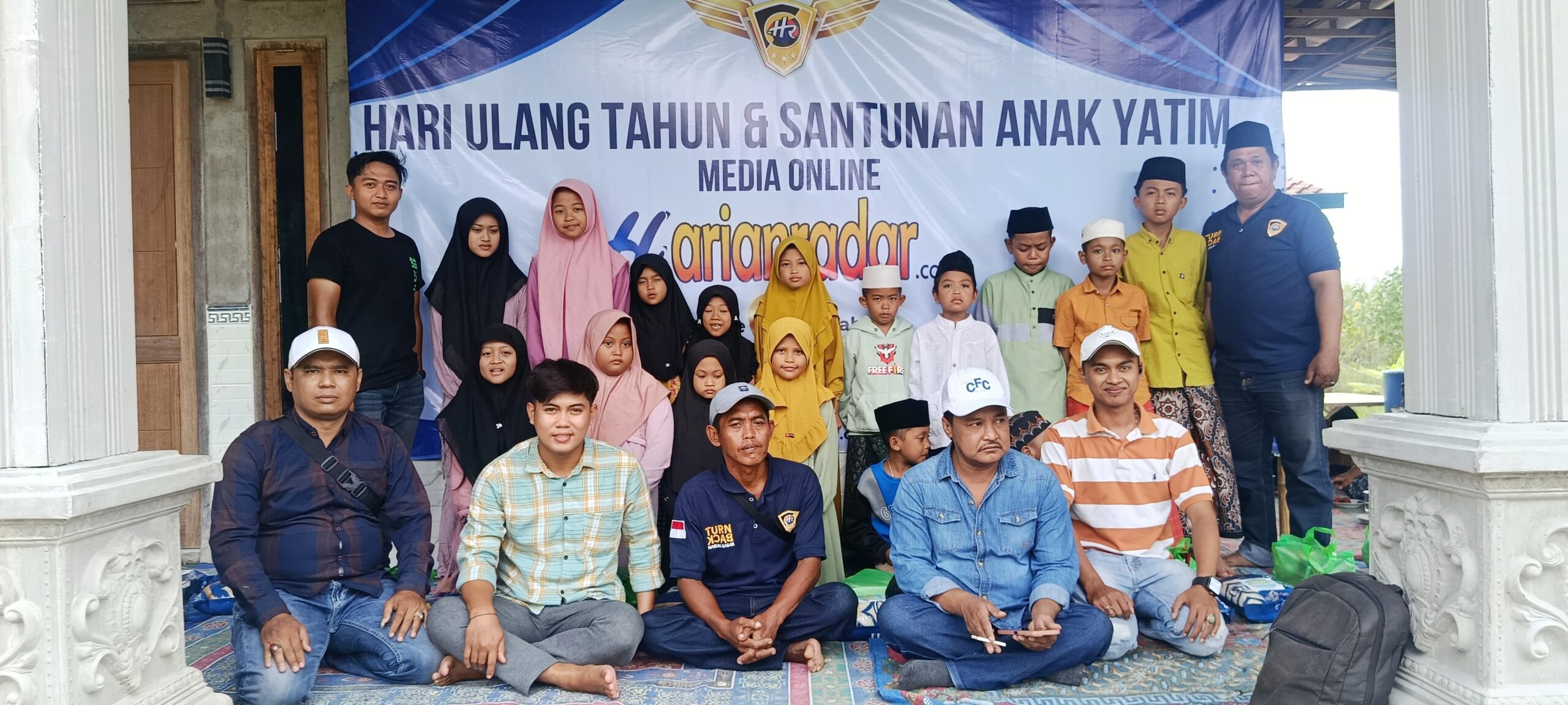 Media harianradar menggelar hari ulang tahun (HUT) ke-5 berbagi kebahagiaan bersama anak yatim di Tanah Merah, Bangkalan Madura, Jawa Timur.