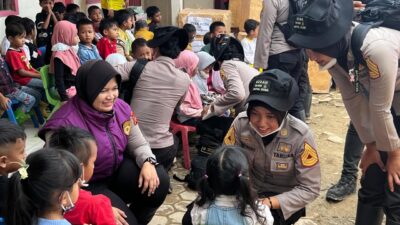 Aceh Tamiang, 9 Taruna dan Tarun Akademi Kepolisian (Akpol) didampingi Biro Psikologi SSDM Polri langsung turun ke lapangan melaksanakan kegiatan trauma healing bagi anak-anak korban bencana.