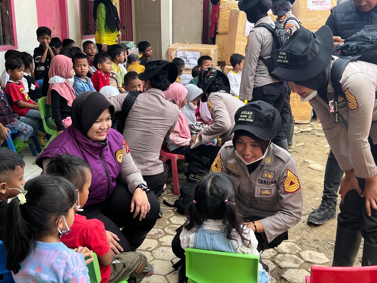 Aceh Tamiang, 9 Taruna dan Tarun Akademi Kepolisian (Akpol) didampingi Biro Psikologi SSDM Polri langsung turun ke lapangan melaksanakan kegiatan trauma healing bagi anak-anak korban bencana.