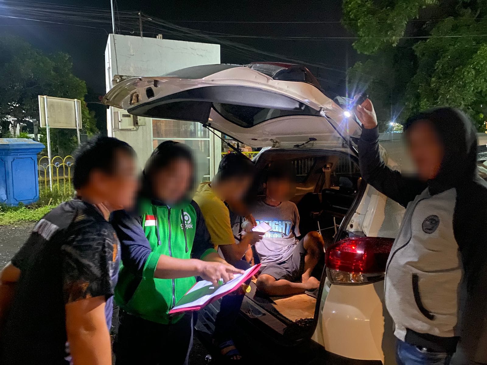 Satuan Reserse Narkoba, Polisi berhasil mengungkap tindak pidana peredaran narkotika di pinggir jalan depan KUTT Suka Makmur Grati, Dusun Semambung, Desa Sumberagung Kecamatan Grati.
