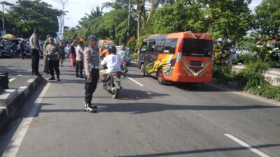 Polres Pelabuhan Tanjung Perak melaksanakan pengamanan Haul Akbar Pondok Pesantren Al Fithrah Surabaya guna memastikan seluruh rangkaian kegiatan keagamaan berjalan dengan aman, tertib, dan khidmat.