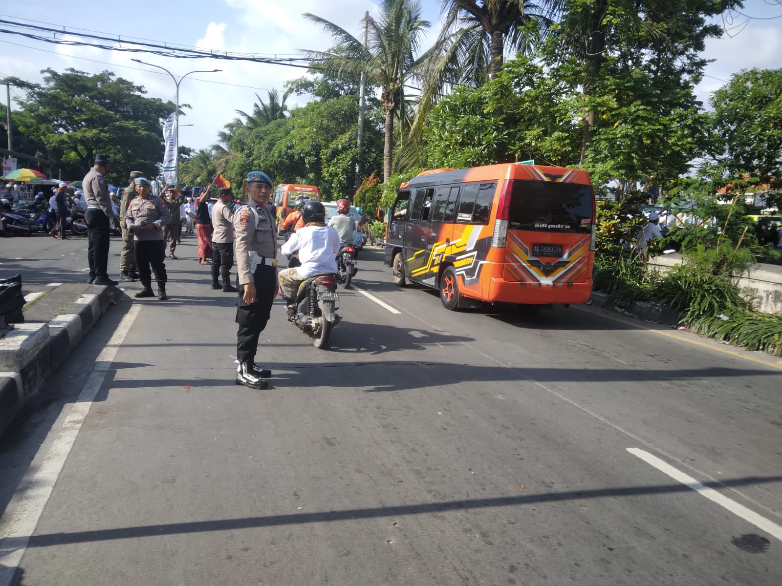 Polres Pelabuhan Tanjung Perak melaksanakan pengamanan Haul Akbar Pondok Pesantren Al Fithrah Surabaya guna memastikan seluruh rangkaian kegiatan keagamaan berjalan dengan aman, tertib, dan khidmat.