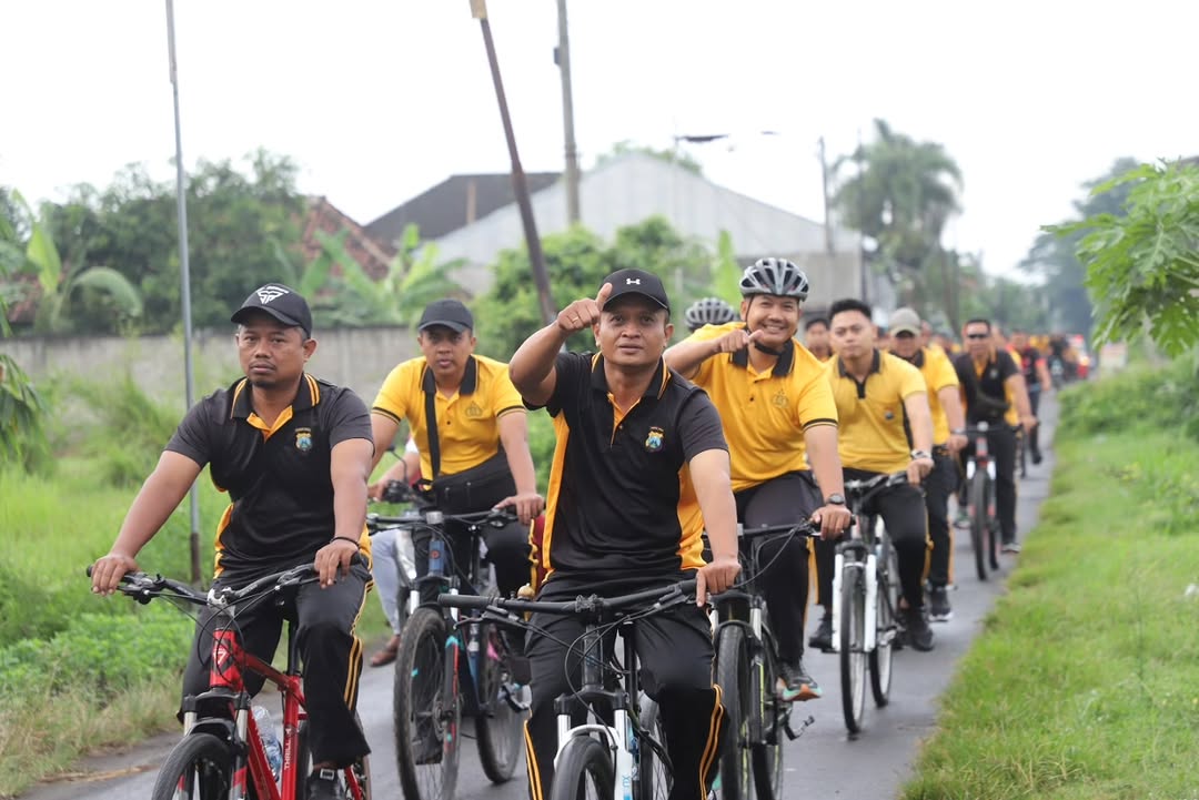 Sekali rengkuh dayung, dua tiga pulau terlampaui. Begitulah yang dilakukan oleh Kapolres Kediri, AKBP Bramastyo Priaji bersama ratusan personel Polres Kediri Polda Jatim