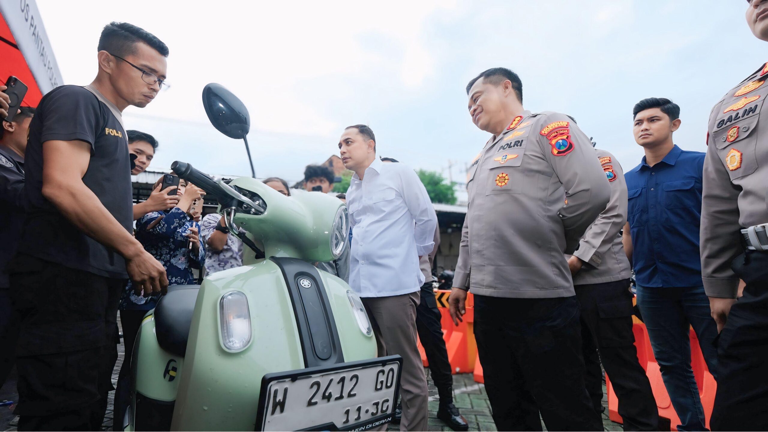Kapolrestabes Surabaya Kombes Pol Dr. Luthfie Sulistiawan, S.I.K., M.H., M.Si. Bersama Walikota Surabaya Eri Cahyadi