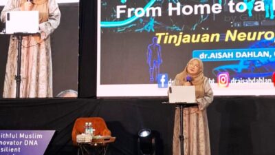 dr. Aisah Dahlan CM.NLP., CCHt., CI., dalam acara Family Role in Modern Parenting, From Home to a Brighter Future, di SMP-SMA SAIM Surabaya
