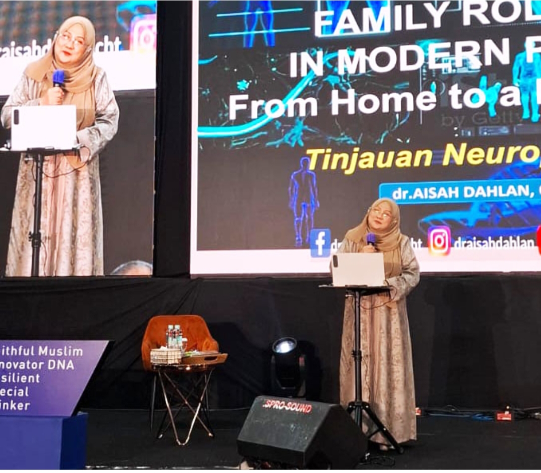 dr. Aisah Dahlan CM.NLP., CCHt., CI., dalam acara Family Role in Modern Parenting, From Home to a Brighter Future, di SMP-SMA SAIM Surabaya