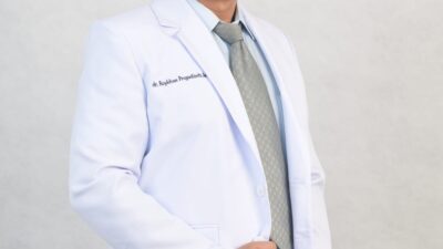 Dedikasi Pelayanan Sepenuh Hati: Mengenal dr. Roykhan Prayudianto, Sosok Dokter Spesialis Penyakit Dalam yang Humanis di Sidoarjo