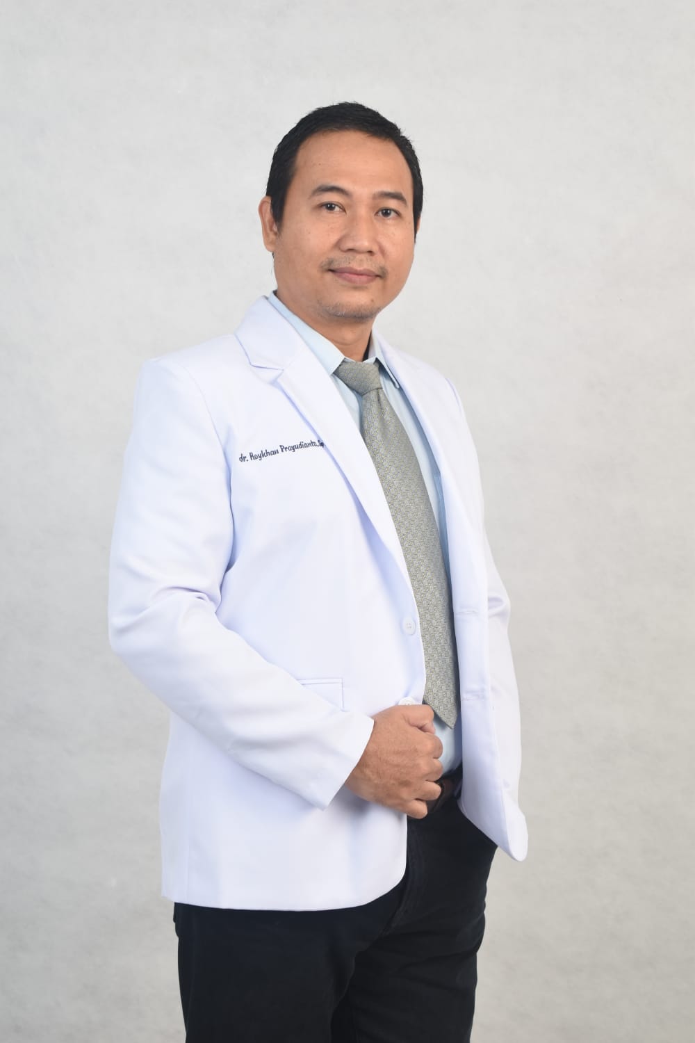 Dedikasi Pelayanan Sepenuh Hati: Mengenal dr. Roykhan Prayudianto, Sosok Dokter Spesialis Penyakit Dalam yang Humanis di Sidoarjo