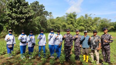 Komandan Kodaeral XI, Laksda TNI Monang H. Sitompul, S.A.P., didampingi oleh Ketua Daerah Kodaeral XI Gabungan Jalasenastri Koarmada RI, Ny. Yuli Monang