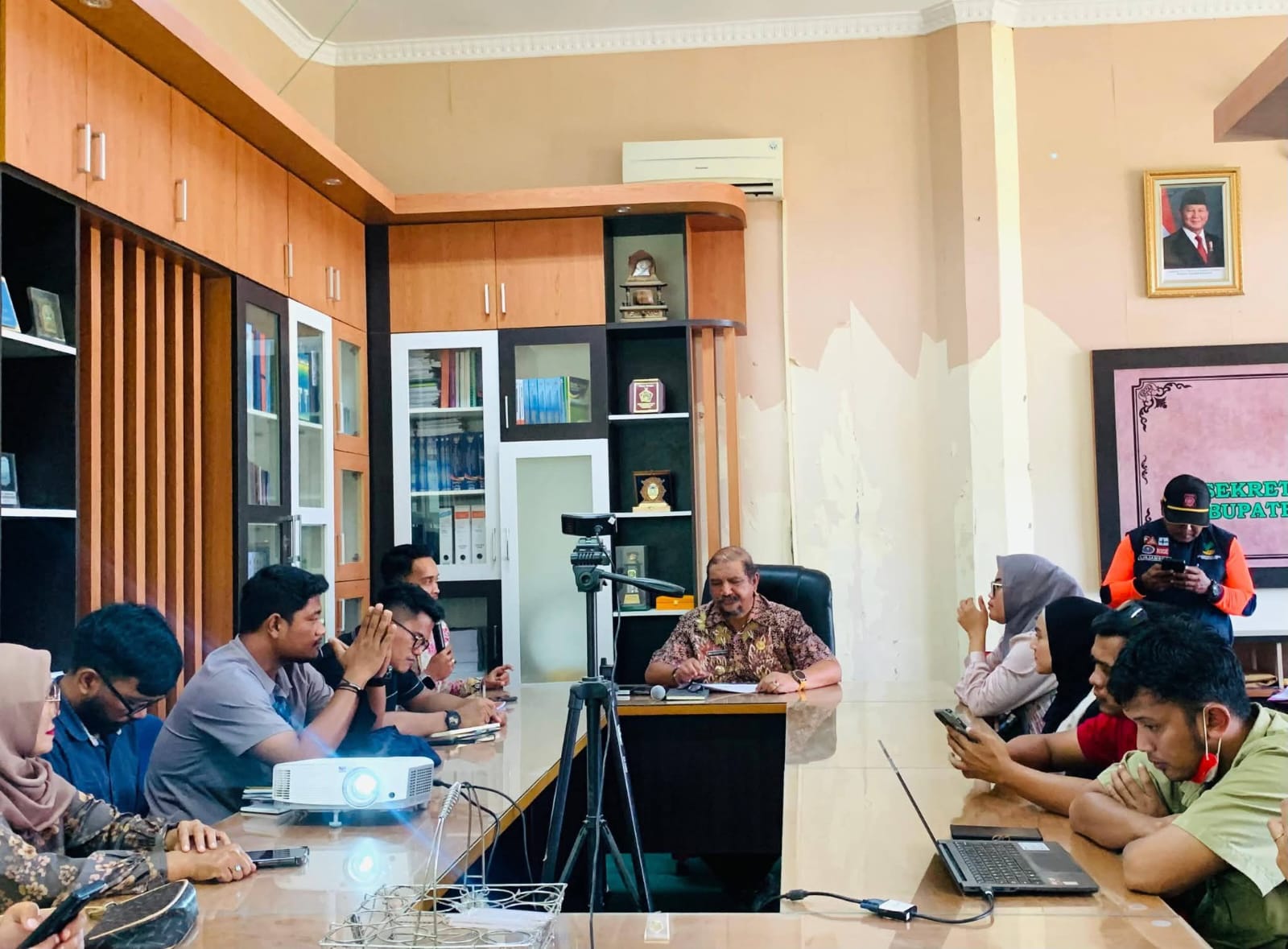 Bupati Aceh Tamiang, Irjen Pol. (Purn) Drs. Armia Pahmi MH menerima audiensi sejumlah Lembaga Swadaya Masyarakat (LSM) dan relawan