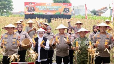 Kapolda Jatim, Irjen Pol Drs.Nanang Avianto,M.Si bersama Forkopimda Jawa Timur, Wakapolda Jatim serta Pejabat Utama (PJU) Polda Jatim.