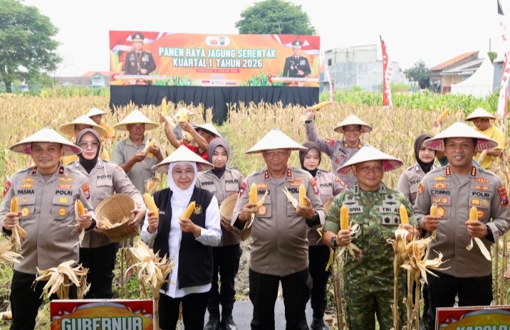 Kapolda Jatim, Irjen Pol Drs.Nanang Avianto,M.Si bersama Forkopimda Jawa Timur, Wakapolda Jatim serta Pejabat Utama (PJU) Polda Jatim.
