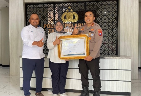 Kapolres Pelabuhan Tanjung Perak, AKBP Wahyu Hidayat Terima Penghargaan dari Pelindo