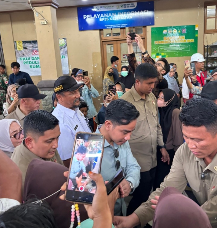 Bupati Aceh Tamiang, Irjen Pol. (Purn) Drs. Armia Pahmi MH menyambut kedatangan Wakil Presiden RI Gibran Rakabuming Raka