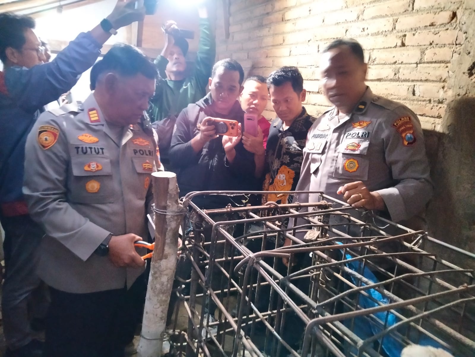 Polres Ponorogo Polda Jawa Timur menunjukkan langkah tegas dan humanis dalam menangani Orang Dengan Gangguan Jiwa (ODGJ) yang masih dipasung di wilayah Kota Reog.