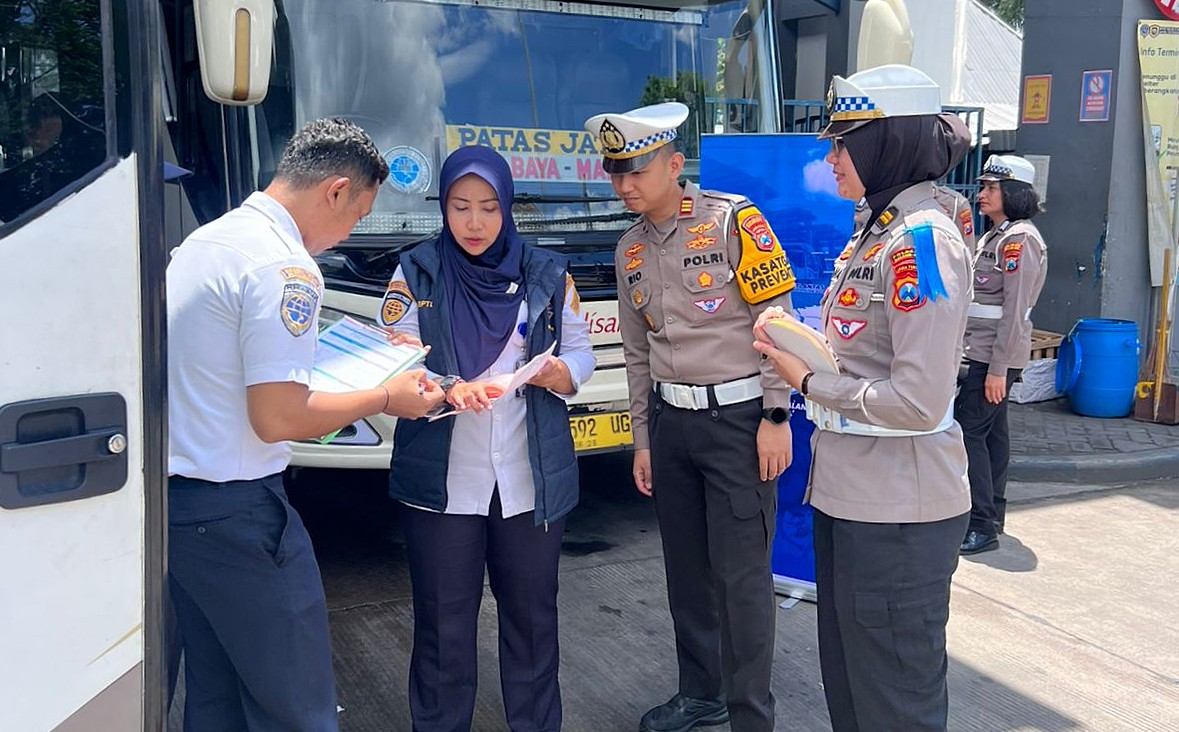 Satlantas Polresta Malang Kota, bersama Petugas Kemenhub Darat, dan Dishub Kota Malang melaksanakan ramp check armada bus di Terminal Tipe A Arjosari