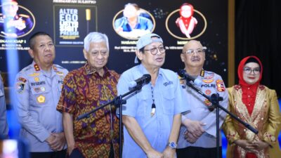 Penulis buku, Prof. Hermawan Sulistyo