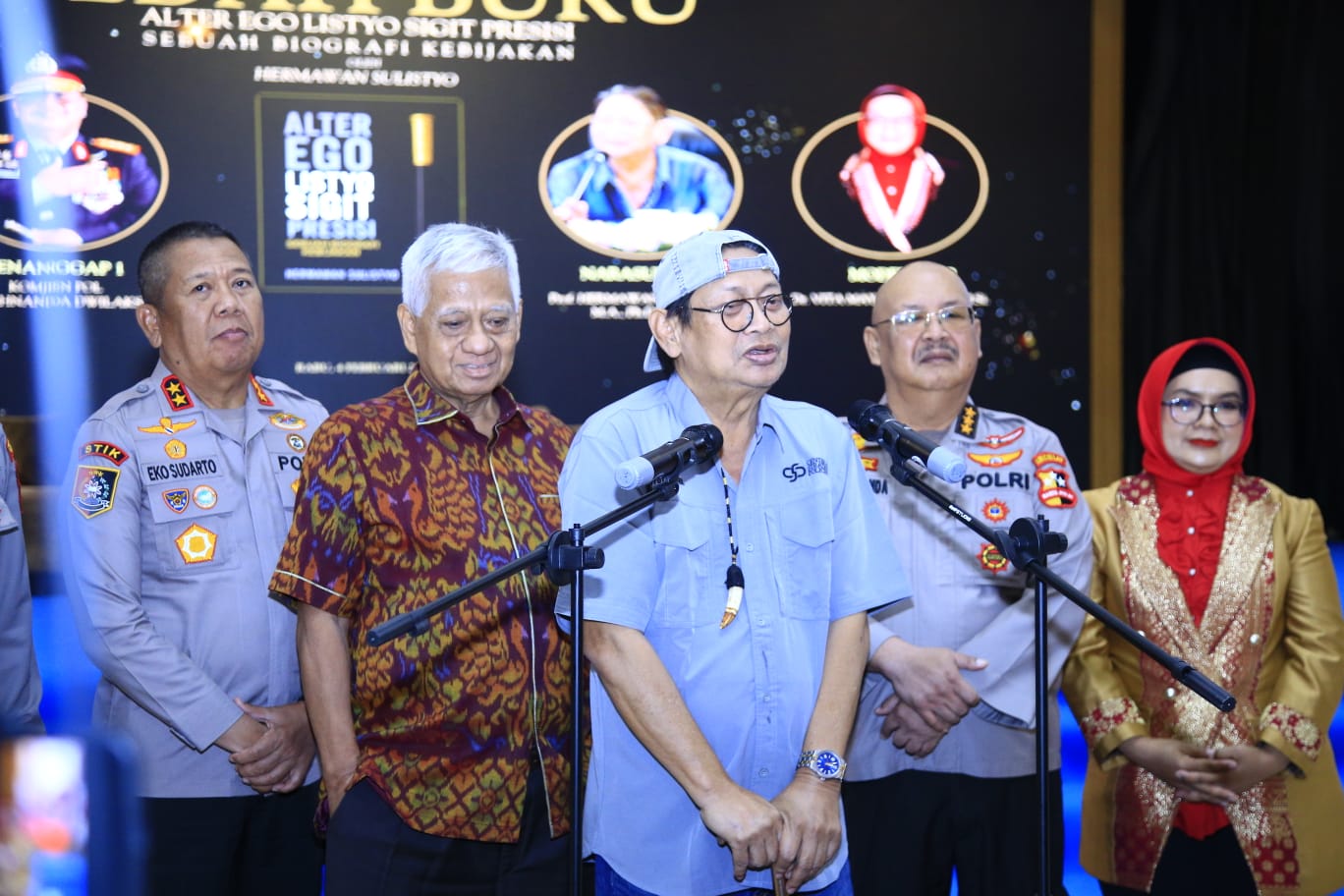 Penulis buku, Prof. Hermawan Sulistyo