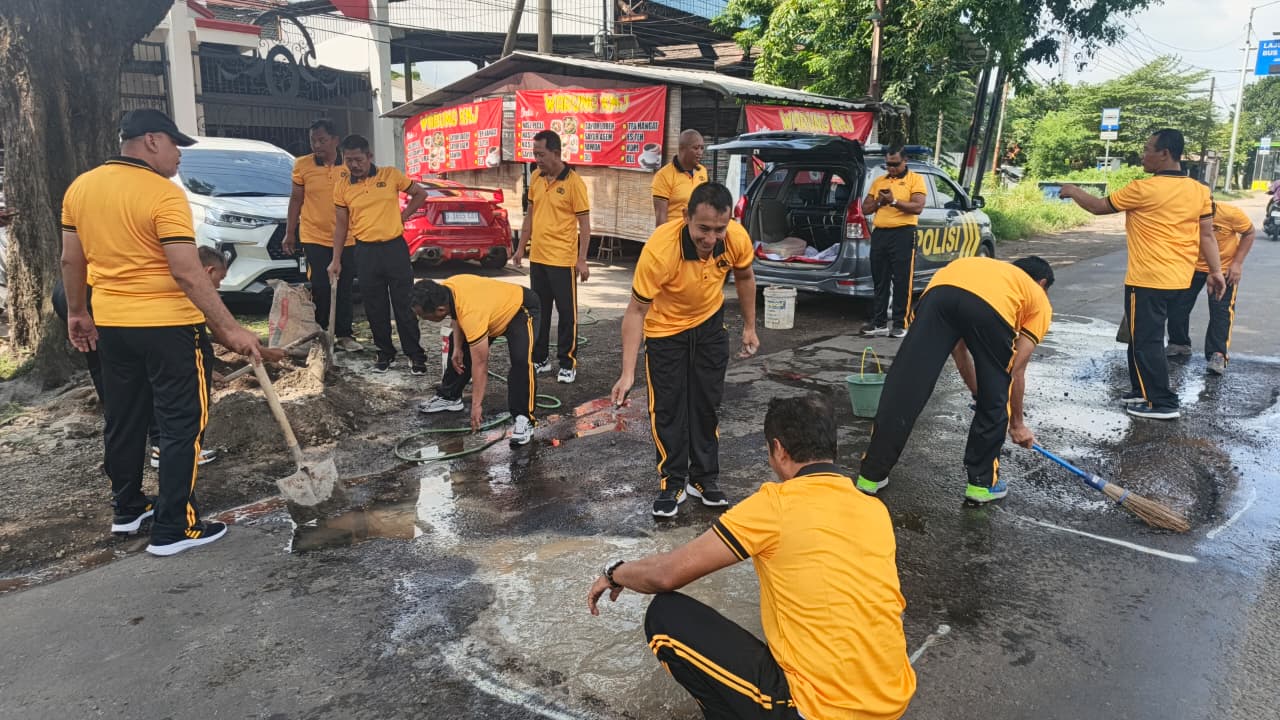 Polresta Sidoarjo Polda Jawa Timur menunjukkan respons cepat dengan melakukan penanganan sementara jalanan berlubang