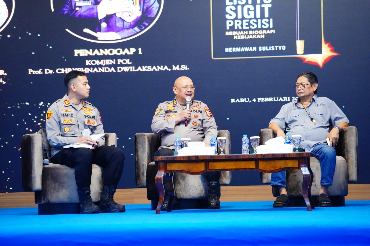 Kepala Lembaga Pendidikan dan Pelatihan (Kalemdiklat) Polri Komjen Pol Prof. Dr. Chryshnanda Dwilaksana, M.Si. dan penulis buku Prof. Hermawan Sulistyo, M.A., Ph.D., APU.